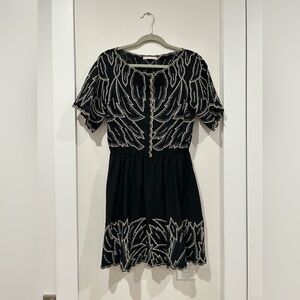 Alice + Olivia Kelsi black/white embroidered scalloped mini dress sz 8